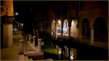 La nuit à Venise : le Sotoportego del Tagiapiera, le long du rio de San Felice, dans le Sestier du Cannaregio à Venise.