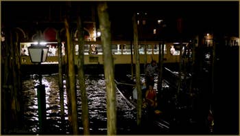 Venise la nuit : Le Tragheto de Santa Sofia, sur le Grand Canal, dans le Sestier du Cannaregio à Venise.