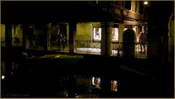 Venise la nuit : Le Sotoportego del Magazen, sur le rio dei Santi Apostoli, dans le Sestier du Cannaregio à Venise.