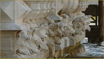 Les sculptures de la façade de la Ca' Pesaro, dans le Sestier de Santa Croce à Venise.
