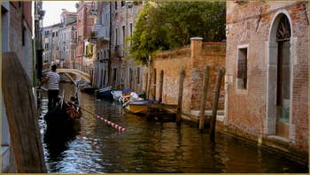 Gondole sur le rio de San Zan Degola, dans le Sestier de Santa Croce à Venise.