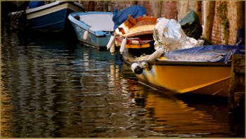 Reflets sur le rio de San Zan Degola, dans le Sestier de Santa Croce à Venise.