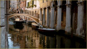 Le Sotoportego de le Colone et le pont del Savio, le long du rio de San Zan Degola, dans le Sestier de Santa Croce à Venise.