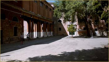 Le campo de la Confraternita, avec au fond le palazzo de la Nunziatura où se trouve le commissariat du Commissaire Brunetti dans la série télévisée consacrée aux romans de Donna Leon, dans le Sestier du Castello à Venise.
