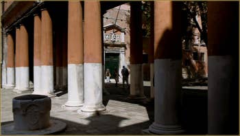 Le Campiello de la Chiesa, avec au fond le palazzo de la Nunziatura où se trouve le commissariat du Commissaire Brunetti dans la série télévisée consacrée aux romans de Donna Leon, dans le Sestier du Castello à Venise