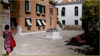 Le Campo Santa Ternita et son puits datant de 1526, dans le Sestier du Castello à Venise.