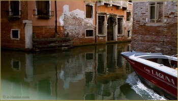 Reflets à l'angle des rii de le Gorne et dei Scudi Santa Ternita, dans le Sestier du Castello à Venise.