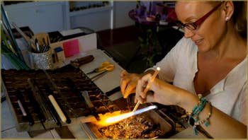 Le Maître Verrier Alessandra Padoan en train de réaliser une bague en verre de Murano