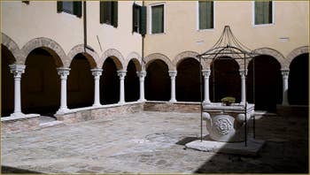 Le petit cloître et son puits, de l'église San Francesco de la Vigna, dans le Sestier du Castello à Venise.