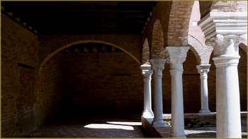 Le grand cloître, dit de la grotte (qui se trouvait en son centre) construit au XVe siècle, de l'église San Francesco de la Vigna, dans le Sestier du Castello à Venise.