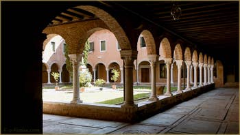 Le grand cloître, dit de la grotte (qui se trouvait en son centre) construit au XVe siècle, de l'église San Francesco de la Vigna, dans le Sestier du Castello à Venise.