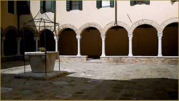 Le petit cloître et son puits, de l'église San Francesco de la Vigna, dans le Sestier du Castello à Venise.