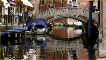 Le rio et le pont dei Frari, dans le Sestier de San Polo à Venise.