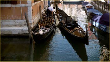 Gondoles sur le rio dei Frari, dans le Sestier de San Polo à Venise.