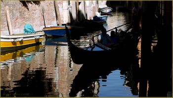 Gondole et reflets sur le rio San Giacomo da l'Orio, frontière entre les sestieri de Santa Croce et de San Polo à Venise.