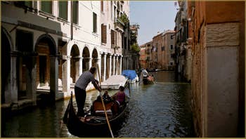Gondole sur le rio dei Santi Apostoli, dans le Sestier du Cannaregio à Venise.
