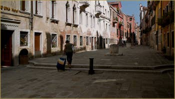 La Ruga Do Pozzi et ses deux puits, dans le Sestier du Cannaregio à Venise.