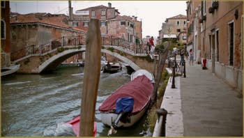 Le pont de la Corte Vechia, sur le rio de la Sensa, dans le Sestier du Cannaregio à Venise.