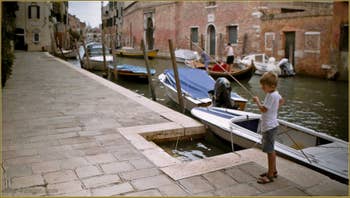 Petit pêcheur vénitien, Fondamenta dei Mori, le long du rio de la Sensa, dans le Sestier du Cannaregio à Venise.