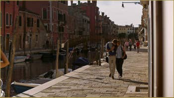 Amoureux sur la Fondamenta de le Capuzzine, le long du rio de San Girolamo, dans le Sestier du Cannaregio à Venise.