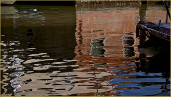 Reflets sur le rio de San Girolamo - Ormesini, dans le Sestier du Cannaregio à Venise.