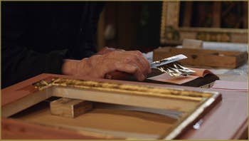 L'extraction des feuilles d'or par le maître doreur Gennaro Stolfi, un travail délicat tant les feuilles sont fines et légères.