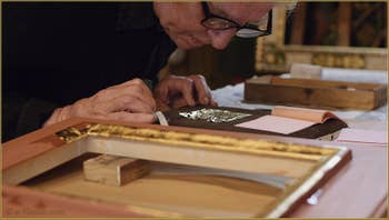 La préparation de la feuille d'or par le maître doreur Gennaro Stolfi, ici il souffle légèrement sur la feuille pour qu'elle adhère au support de velours sur lequel il coupera chaque feuille à la mesure nécessaire.