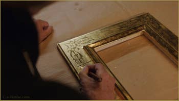 Le maître doreur Gennaro Stolfi en train de polir les motifs décoratifs du cadre, dans son atelier à Venise.