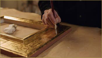 Le maître doreur Gennaro Stolfi en train de créer un effet décoratif supplémentaire en piquetant certaines parties des motifs avec une pointe d'agate. Dans son atelier, fondamenta Sant'Andrea à Venise.