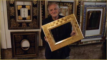 Le maître doreur à l'or fin, Gennaro Stolfi tenant à la main le cadre terminé, dans son atelier à Venise.