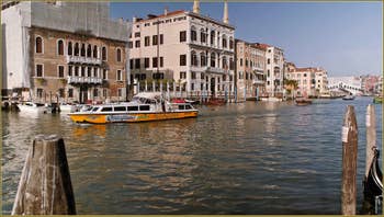 Bateau Alilaguna sur le Grand Canal à Venise.
