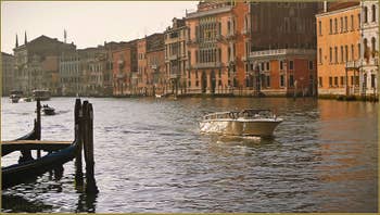 Bateau-taxi sur le Grand Canal à Venise.