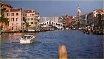 Bateau-taxi sur le Grand Canal à Venise, au fond, le pont du Rialto.