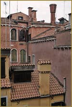 Cheminées vénitiennes autour de la Corte de la Vida, dans le Sestier de Saint-Marc à Venise.