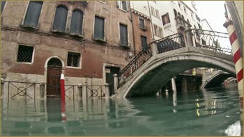 Acqua Alta, rio dei Bareteri, sous le pont dei Pignoli, dans le Sestier de Saint-Marc à Venise.