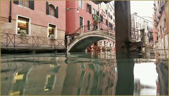 Acqua Alta, rio dei Bareteri, sous le pont dei Pignoli, dans le Sestier de Saint-Marc à Venise.