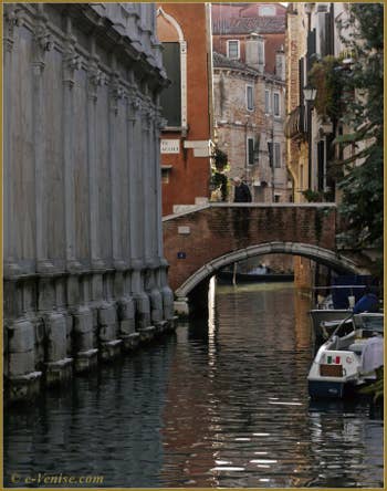 Le rio et le pont dei Miracoli, dans le Sestier du Cannaregio à Venise.