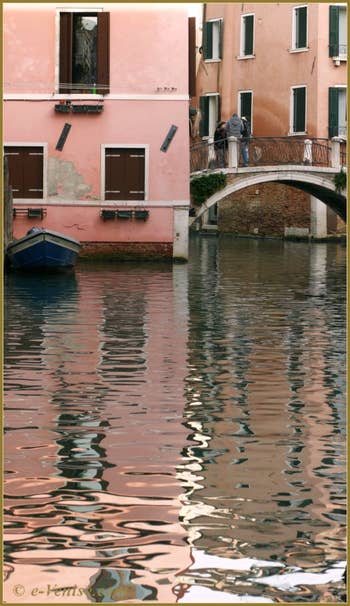 Reflets sur le rio dei Santi Apostoli, sous le pont San Canzian, dans le Sestier du Cannaregio à Venise.