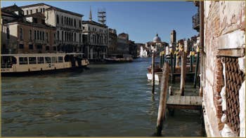 Le Grand Canal de Venise, au fond, l'église San Geremia.