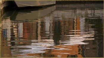 Reflets sur le rio de la Madalena, dans le Sestier du Cannaregio à Venise.