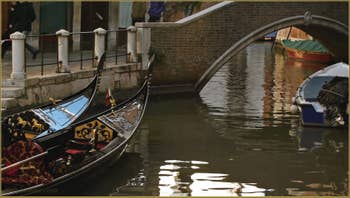 Gondoles sur le rio de la Madalena, devant le pont Sant'Antonio, dans le Sestier du Cannaregio à Venise.