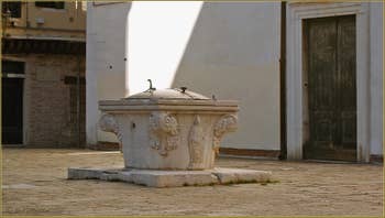 Le puits du Campo San Marziale qui date du XVe siècle, dans le Sestier du Cannaregio à Venise.