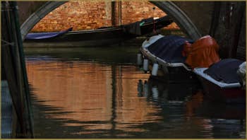 Reflets sur le rio Grimani, dans le Sestier du Cannaregio à Venise.