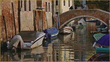 Le pont Zancani, sur le rio del Trapolin, dans le Sestier du Cannaregio à Venise.