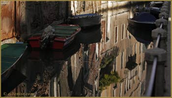 Les reflets du rio de la Panada, dans le Sestier du Cannaregio à Venise