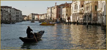 Les reflets bleu et or du Grand Canal à Venise.