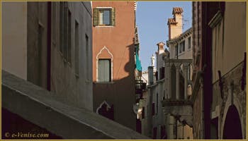 Le balcon du Palazzo Bragadin Carabba, dans le Sestier du Cannaregio à Venise.