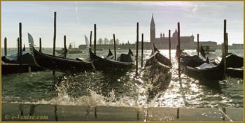 Gondoles éclaboussées de lumière Riva degli Schiavoni, dans le Sestier du Castello à Venise.