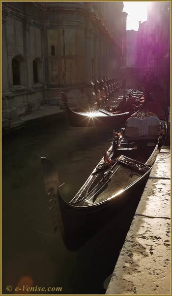 Gondoles sur le rio dei Miracoli, dans le Sestier du Cannaregio à Venise.