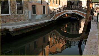 Reflets d'or sous le pont San Barnaba, dans le Sestier du Dorsoduro à Venise.